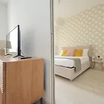 Bright Near Metro & Airport Trains Apartament