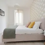 Bright Near Metro & Airport Trains Apartament