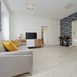 Bright Near Metro & Airport Trains Apartament *