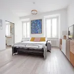 Bright Near Metro & Airport Trains Apartament
