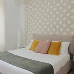 Bright Near Metro & Airport Trains Apartament