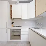 Apartament Bright Near Metro & Airport Trains