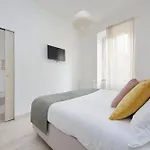 Bright Near Metro & Airport Trains Apartament