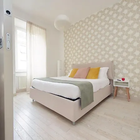 Bright Near Metro & Airport Trains Apartament *
