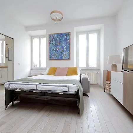 Bright Near Metro & Airport Trains Apartament