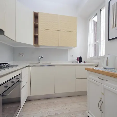 Apartament Bright Near Metro & Airport Trains