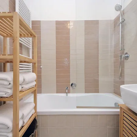 Bright Near Metro & Airport Trains Appartement Rome