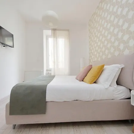 Bright Near Metro & Airport Trains Appartement