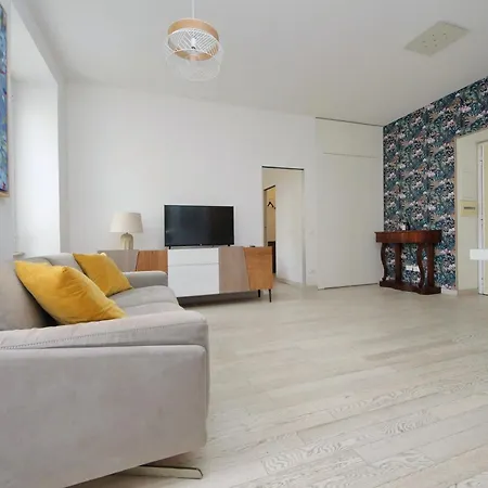 Bright Near Metro & Airport Trains Appartement *