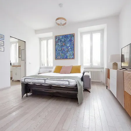 Bright Near Metro & Airport Trains Appartement