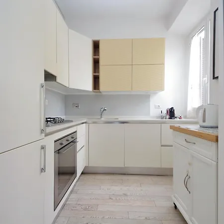Appartement Bright Near Metro & Airport Trains