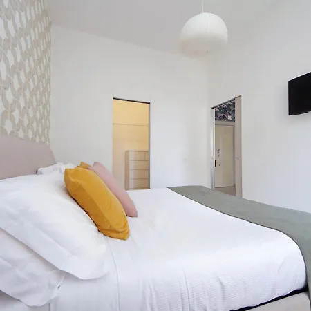 Bright Near Metro & Airport Trains Appartement Rome